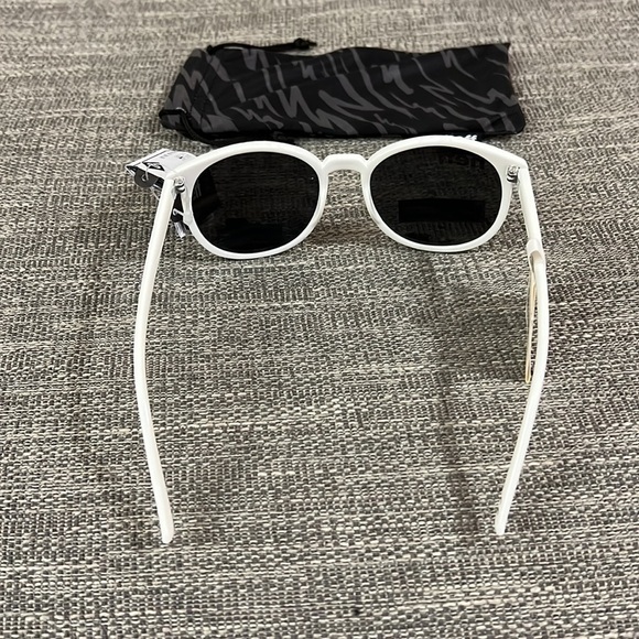 Neff Poppy Sunglasses - Picture 4 of 6